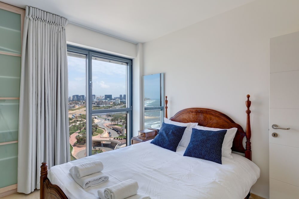 Beach Front Stylish Hugh 2DBR view 2