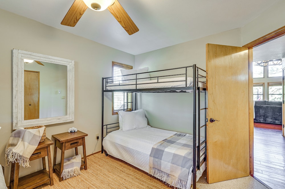 Furnished Deck + Forest Views: Pine Retreat! view 3