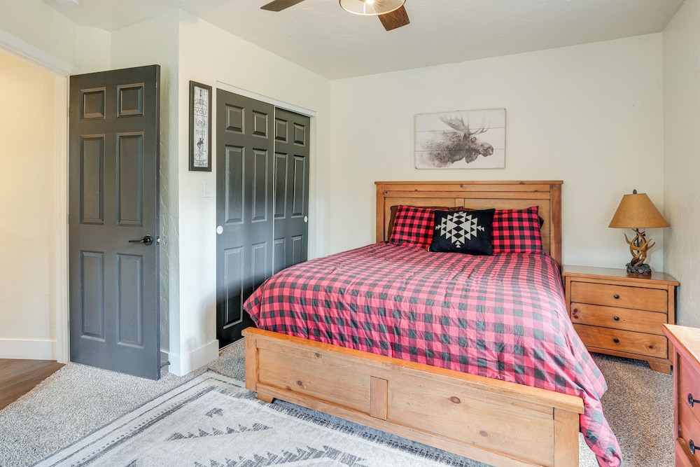 Mid-mod Mountain Cabin Near Thumb Butte Trails!