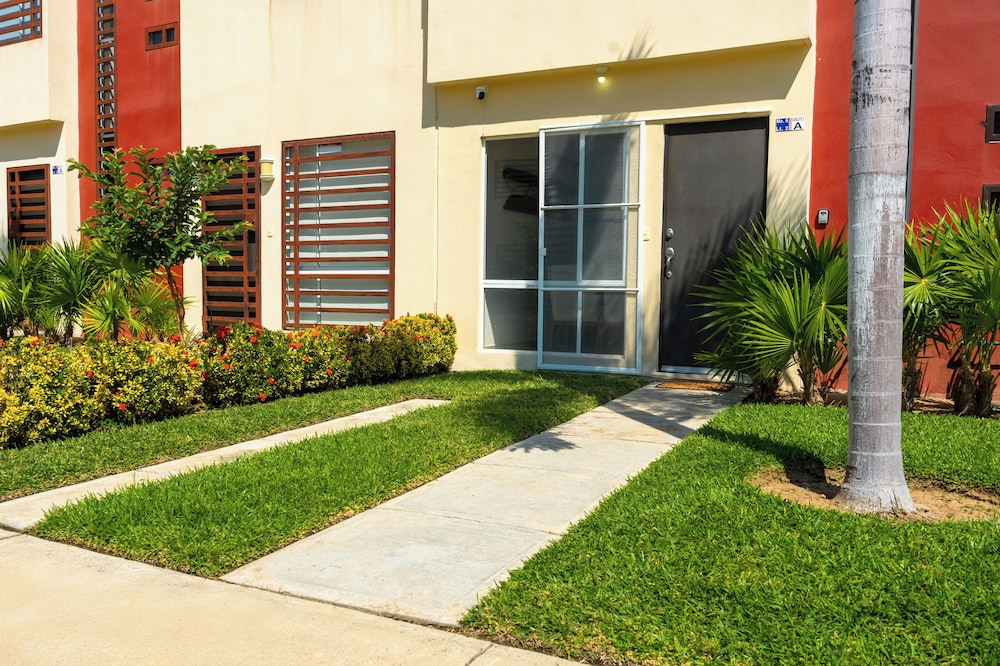 Family House with Pool 10 min airport