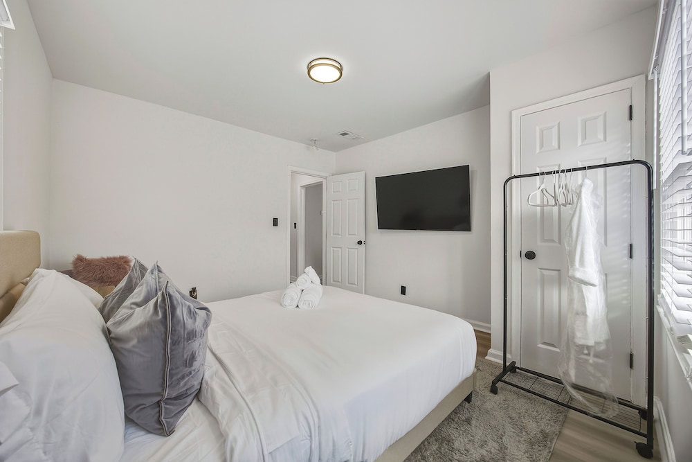 Modern Newly Renovated 3-bedroom in Historic West End