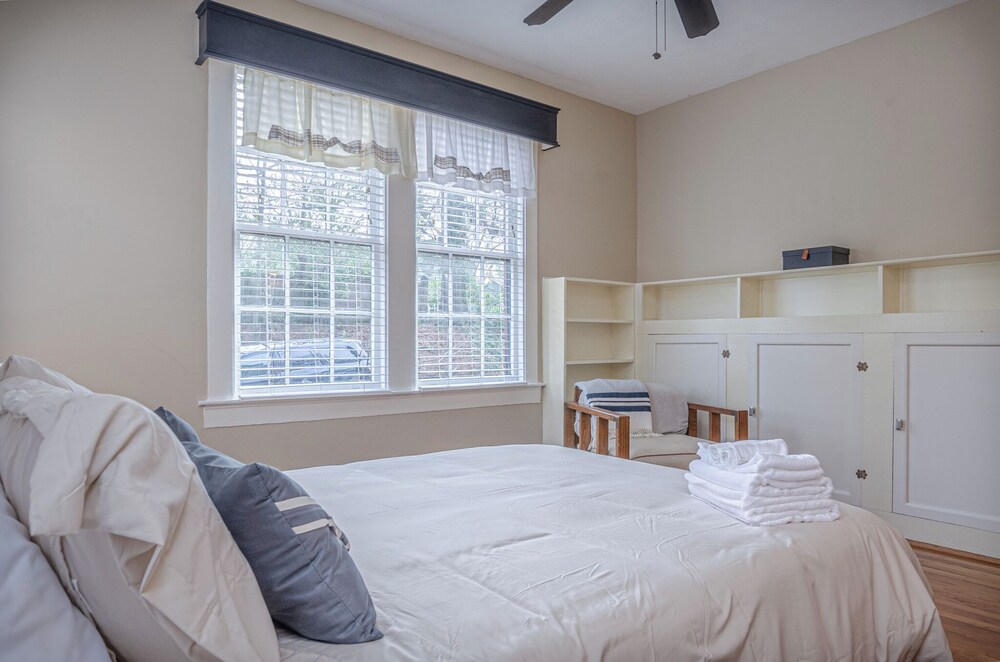 Spacious 3BR Midtown Home - Grad Family