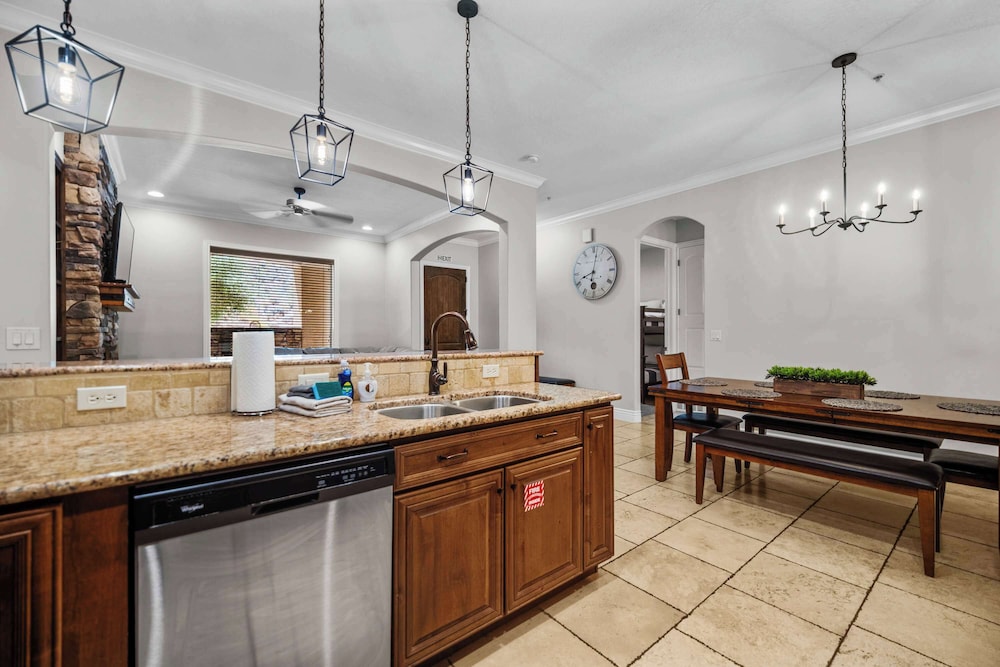 Pool & Sunshine Retreat - Resort-style Amenities