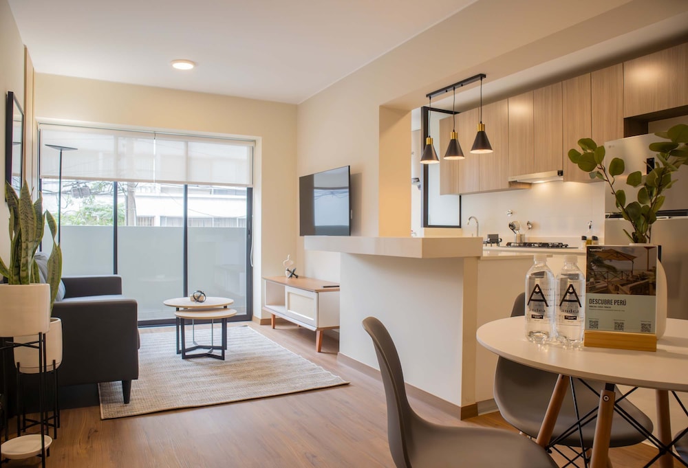 w Chic 1BR Apartment w Scenic Balcony in Central Miraflores