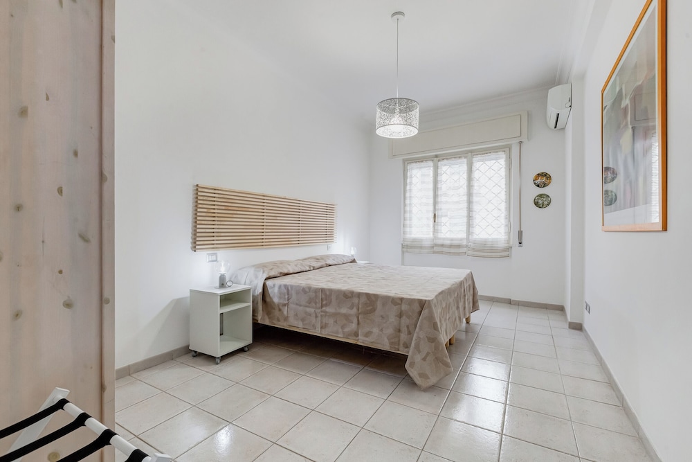 Cozy 2-Bedroom Flat with Balcony