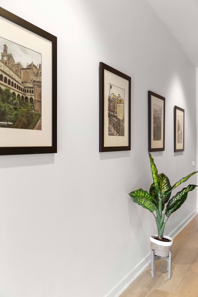 A Cozy & Comfy 2BR Apt Near Victoria Market