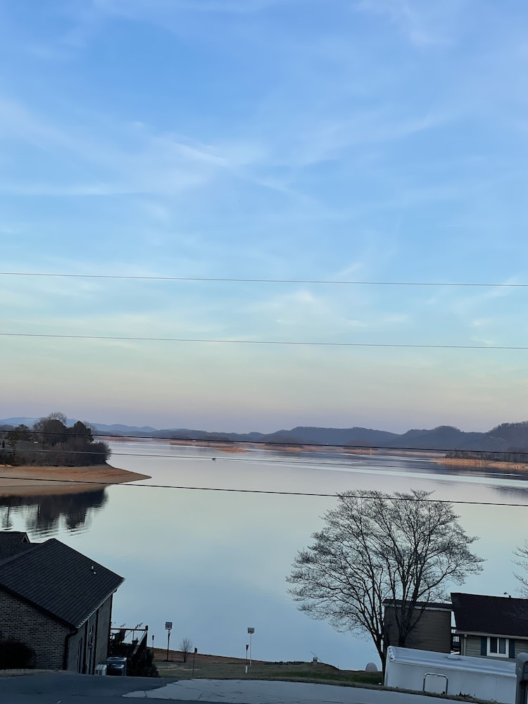 Beautiful Lakeview Chateau With Stunning Views 3 Bedroom Home