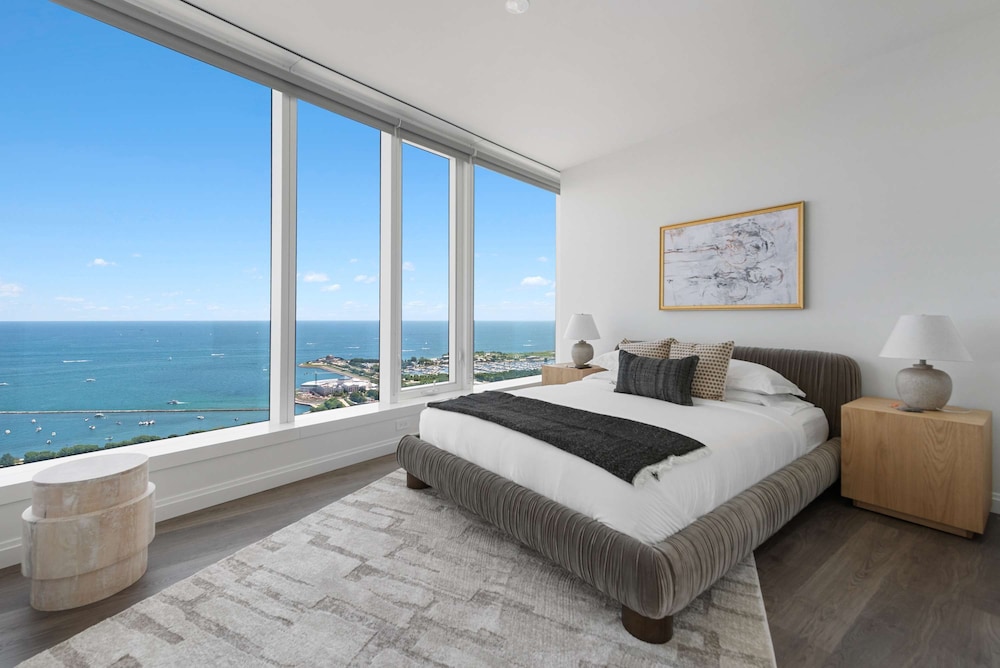 Top-tier Stay 49th Fl Lakefront City Views