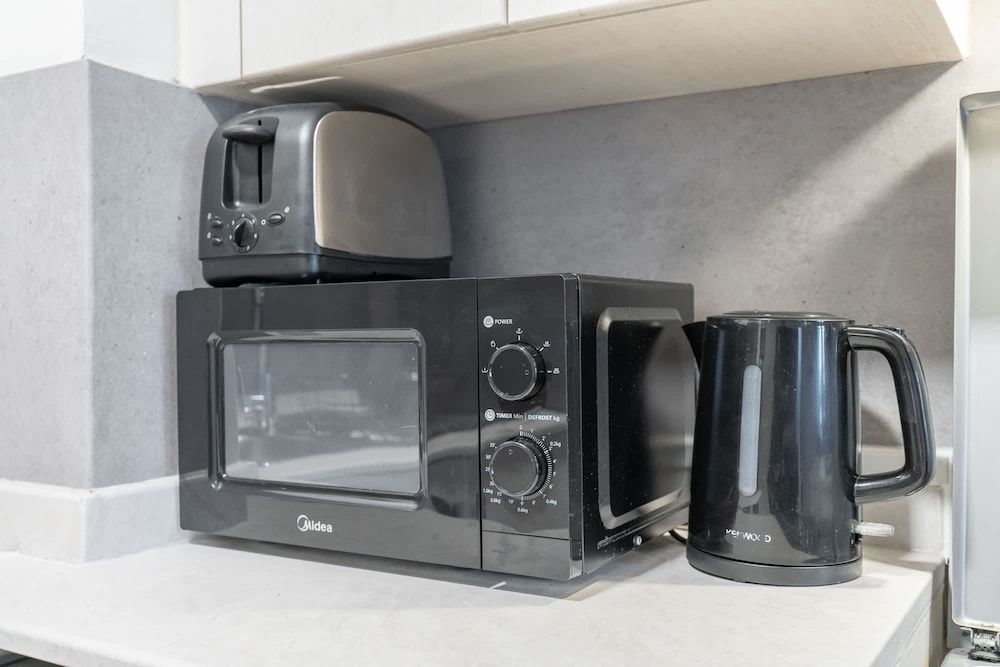 Pleasing 1-bedroom for 4 in JVC for Relaxing Getaway