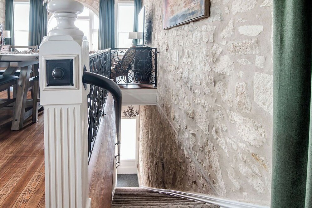The Bank on Main St - Historic Luxury Suite W/rooftop Deck Overlooking Main Street