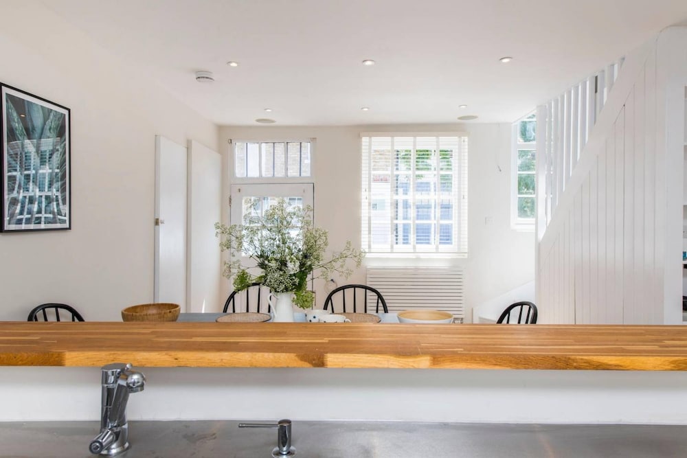 Divine 3-bed Mews House Battersea photo 2