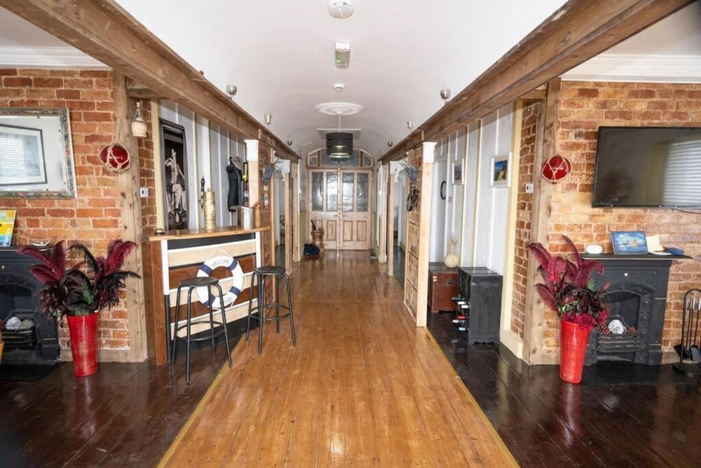 Quirky Apt - Sleeps 6 - Coastal Area - Parking