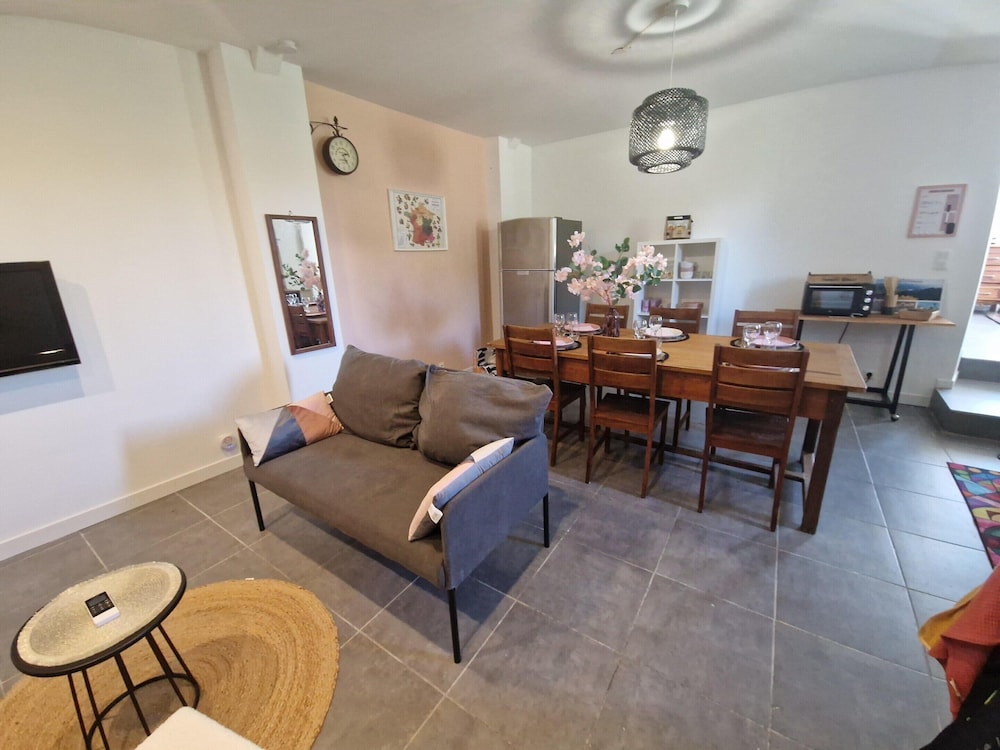 Apartment With Swimming Pool, Wifi