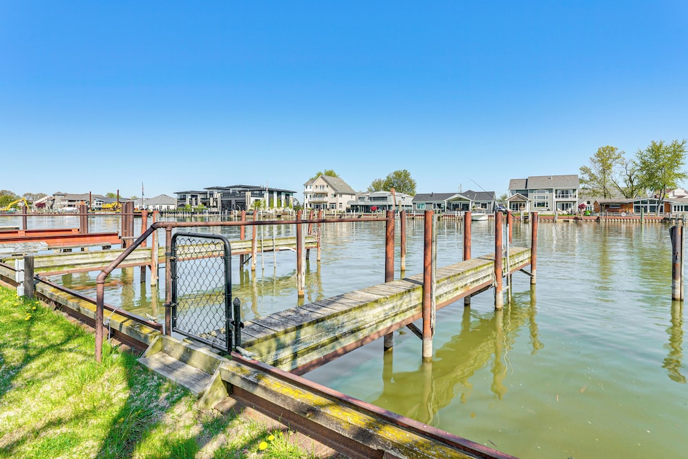 4 Boat Slips: Getaway on Mouth of Clinton River!