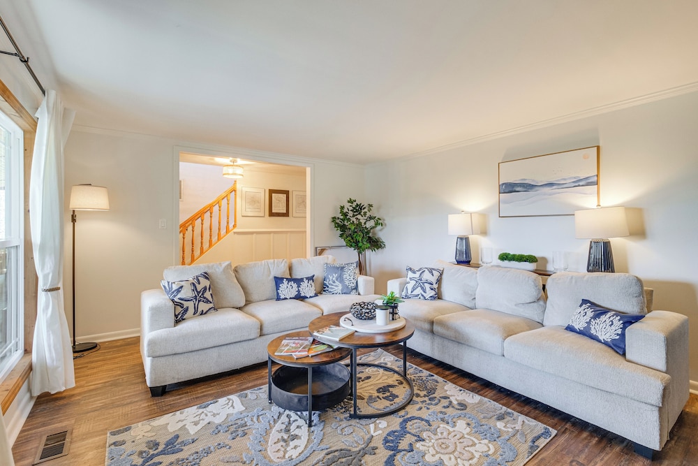 Dock, Sunrooms & Fire Pits: Deltaville Home!