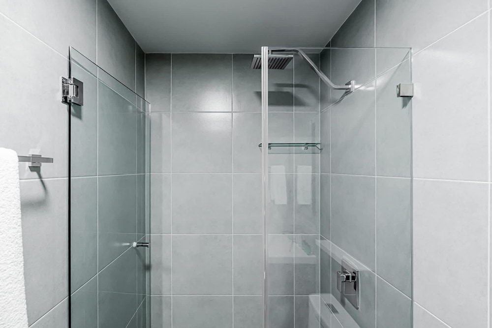 w Trendy 2BR w Balcony in the Heart of Centriqo
