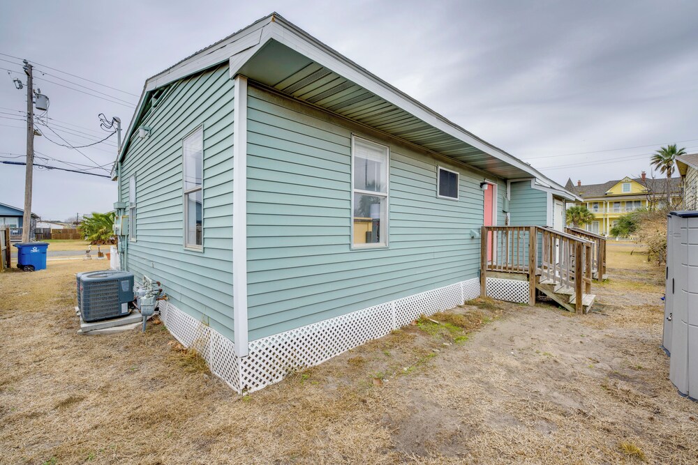 Walk to Beach & Pier: Updated Abode in Rockport!