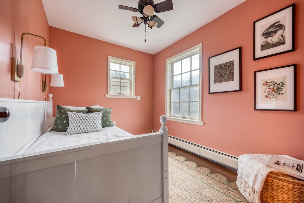 Cortland by Avantstay Charming Heritage Estate w Private Lake Pool