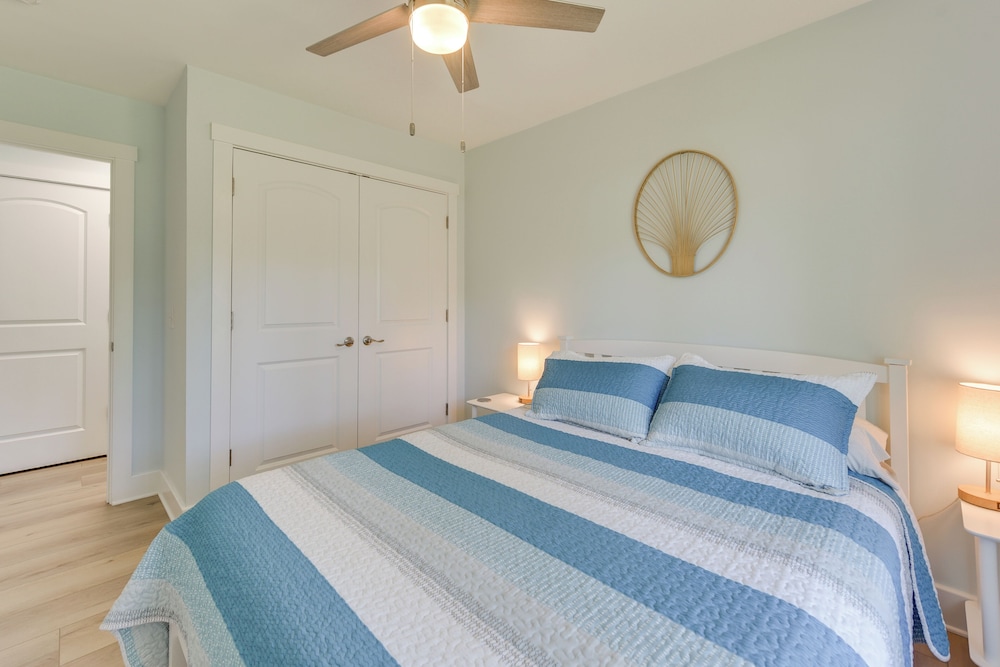 5 Mi to Dtwn Beaufort: Home w/ Screened-in Patio