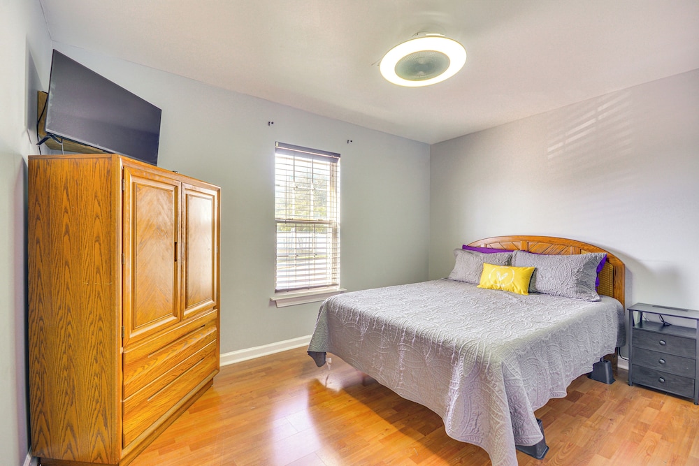 2 Mi to Dtwn Greensboro: Pet-friendly Retreat!