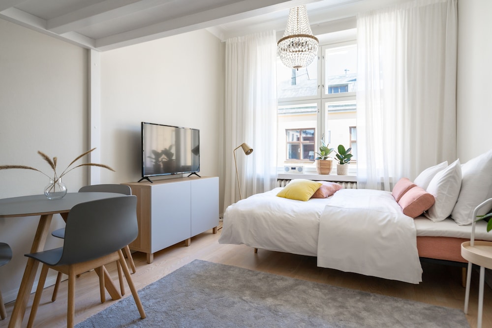 Beautiful cozy studio in Kamppi view 2