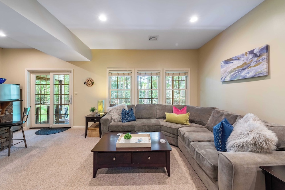 Highland Hideaway by Avantstay Group Poconos Retreat w/ Patio + Game Room