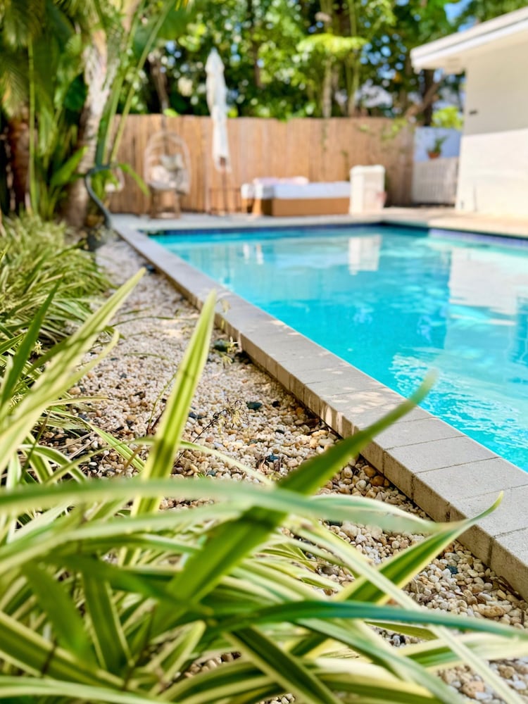 Islands Inn on the Drive - Sunshine 2BD Suite - A0
