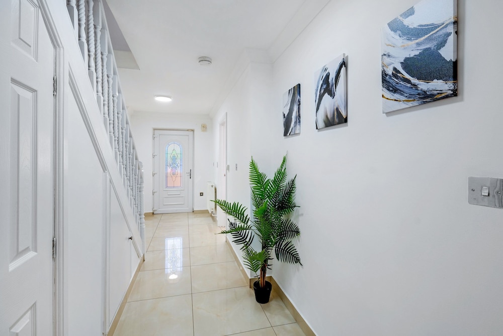 Isher 3 Bedroom 2 Bath Hse with Parking