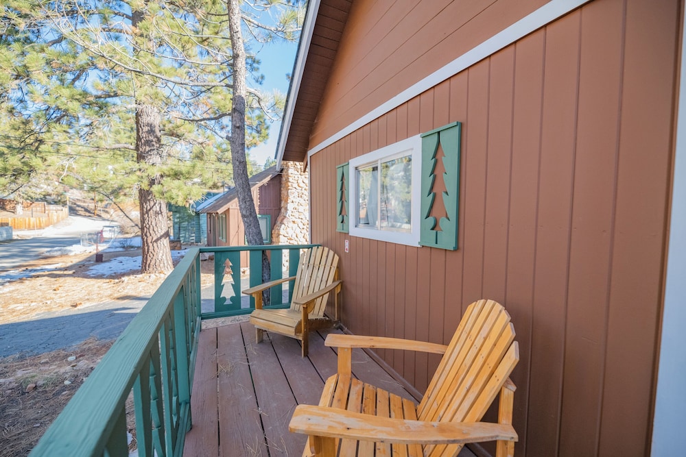 Cozy Pines Retreat view 2