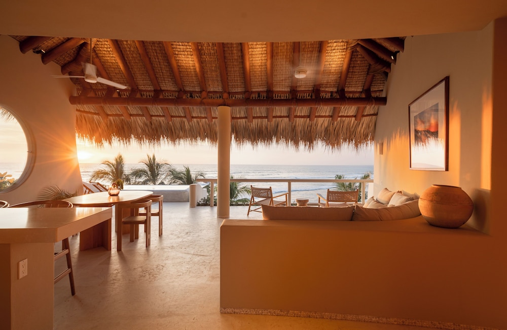 Beachfront Condo Los Panchos 301