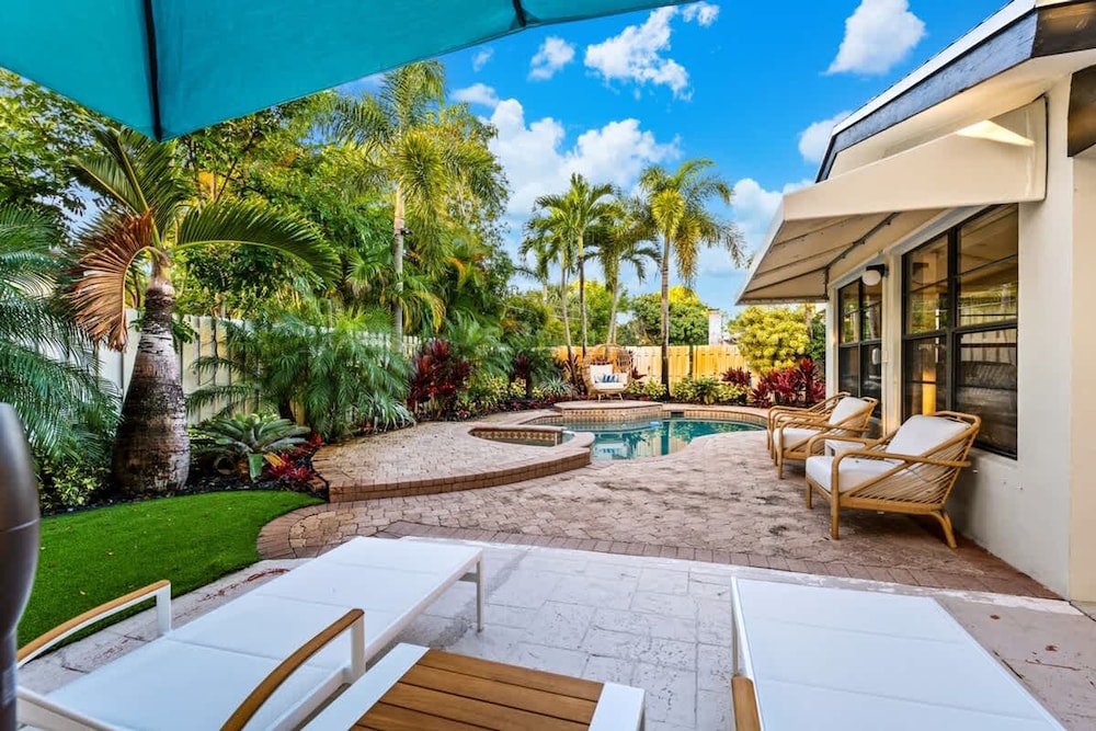 Tropical Getaway Heated Pool Patio Retreat