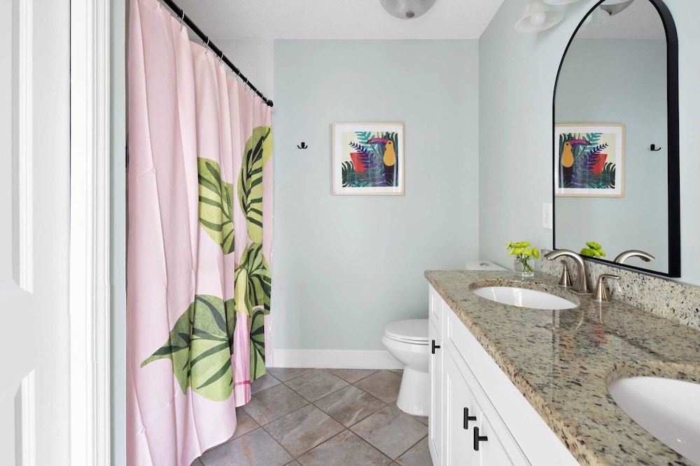 Sleeps 18! 2 Homes, Hot Tub, Game Room, Walk to the Beach Haven & Hidden Grove