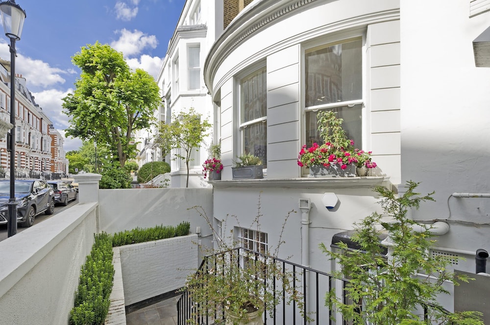 Huge Kensington Garden Flat