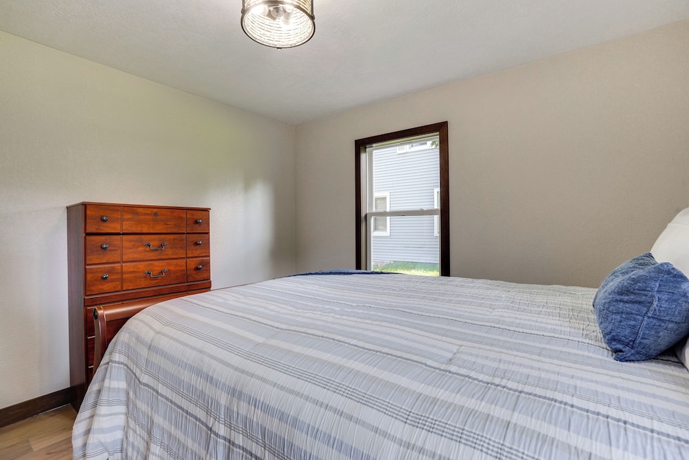 Sioux Falls Home Near Downtown: 2 Living Areas!
