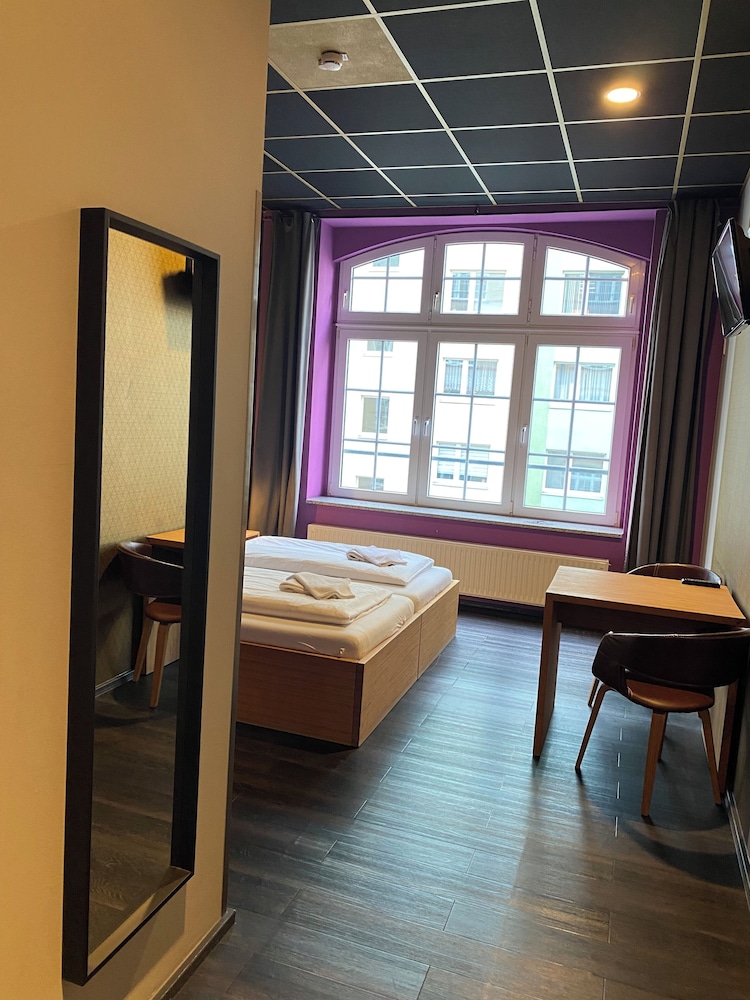 Singer109 Hostel