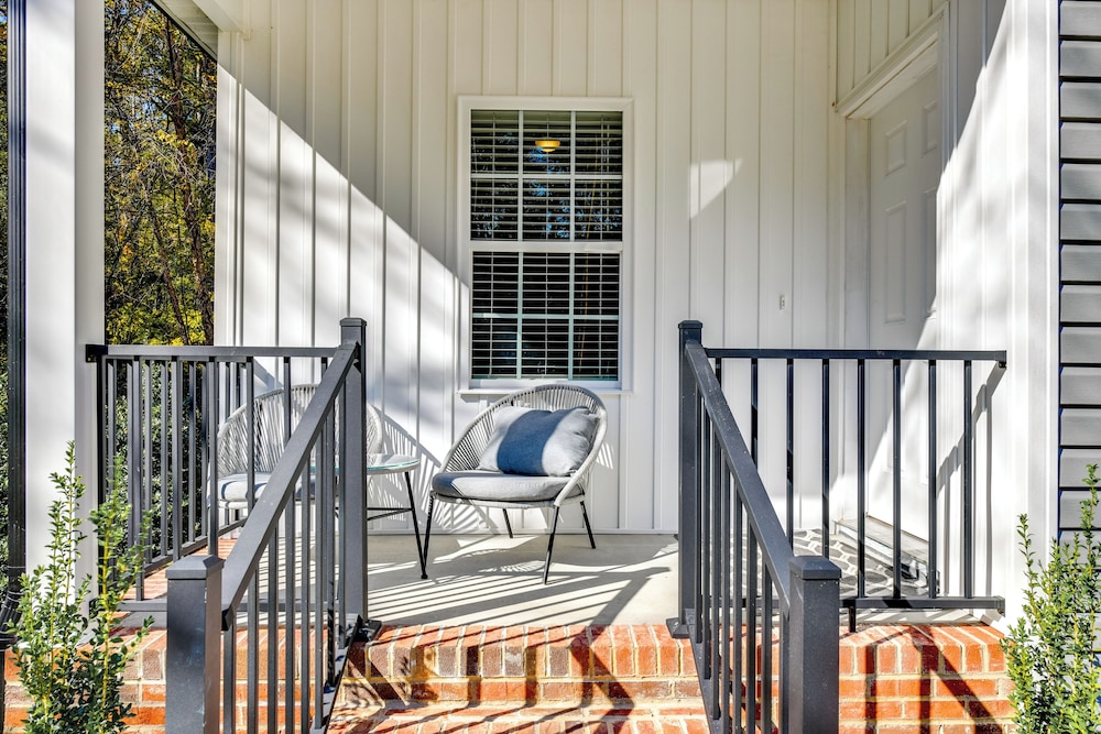 Near Shopping & Dining: Pet-friendly Dallas Apt!