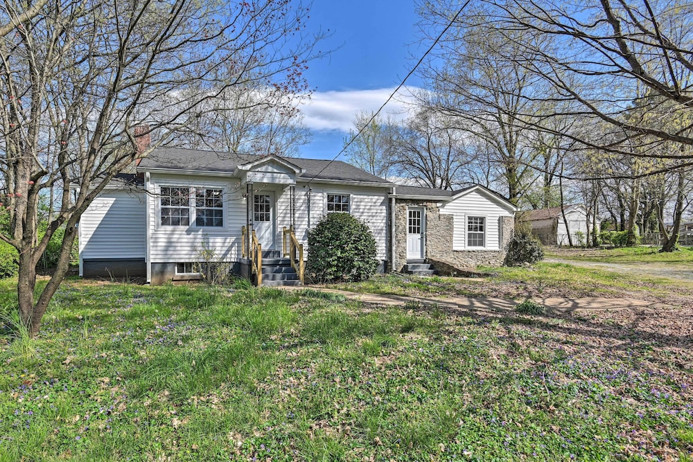 Bright Columbia Home: 47 Mi to Dtwn Nashville view 5