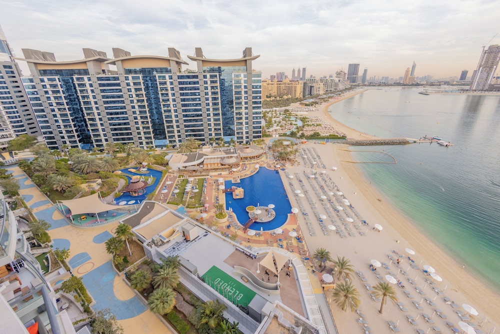 WelHome - Oceanfront Elegance 1BR Apt With Palm Sea Views