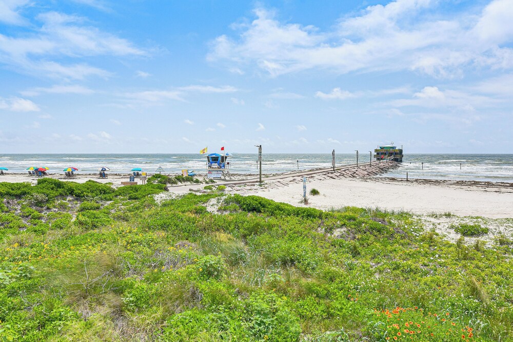 Steps to Babes Beach: Condo w/ Pool in Galveston