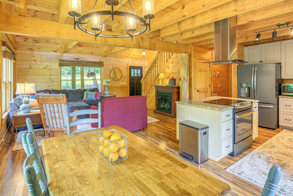 Blue Ridge Mtns Retreat w/ Views, 1 Mi to Parkway!