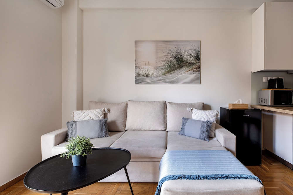 Attica - Captivating 2-Bedroom Apt & Balcony in Athens