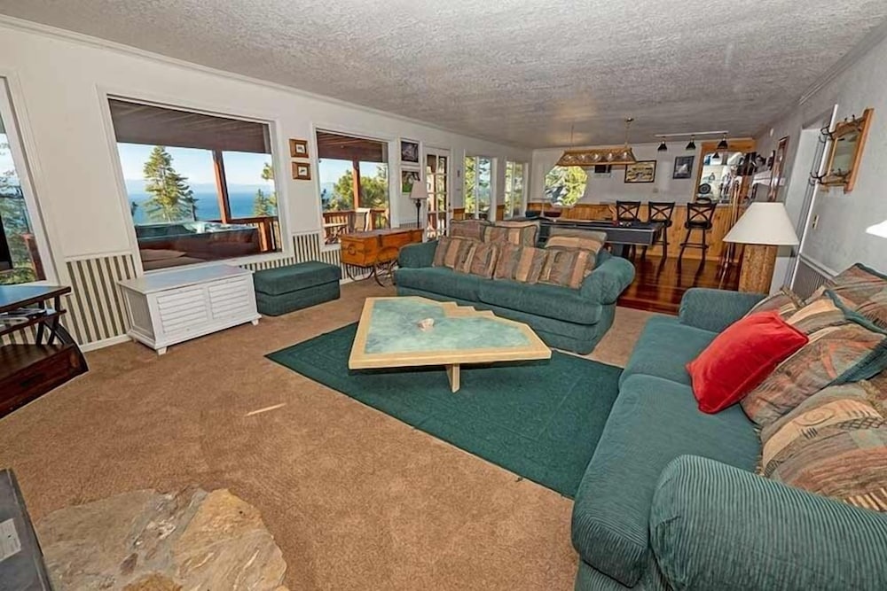 4192 Saddle Road 5 Bedroom Home by RedAwning