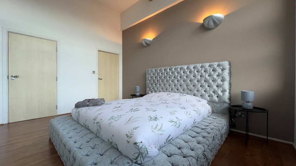 Modern Oasis / Central Location view 2