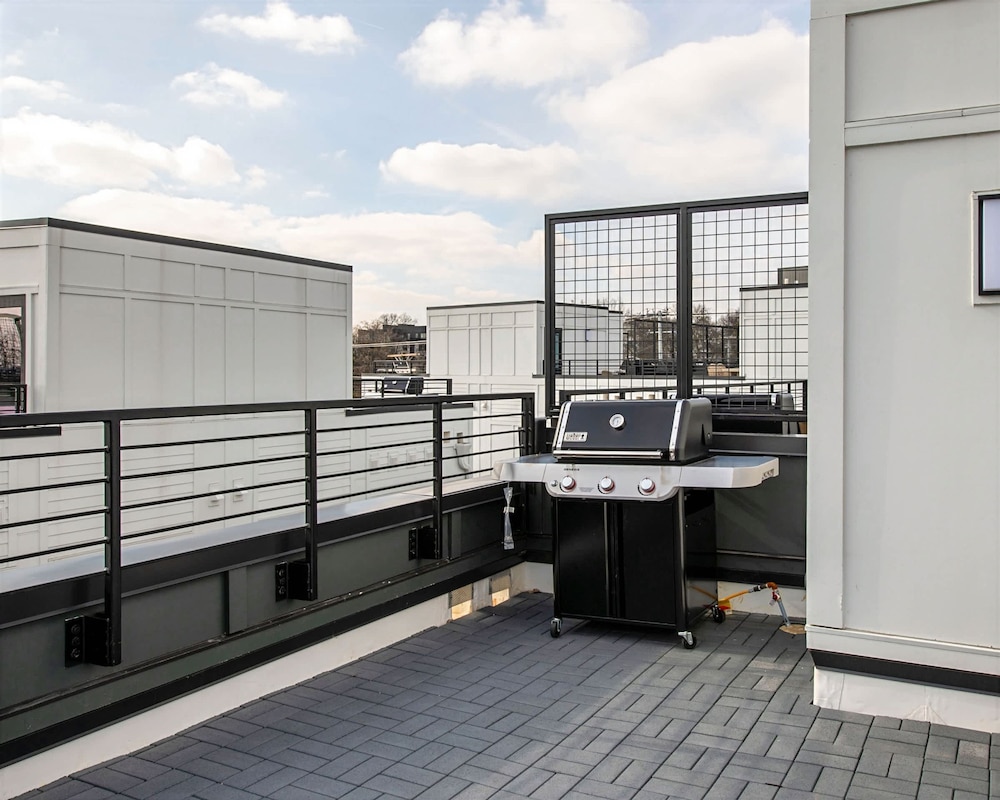 Rooftop Hot Tub Skyline Views Near Broadway