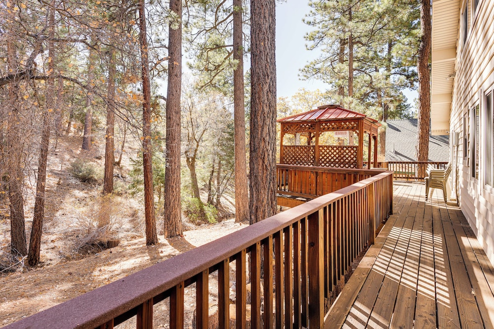 1 Mi to Skiing & Hiking: Big Bear Cabin