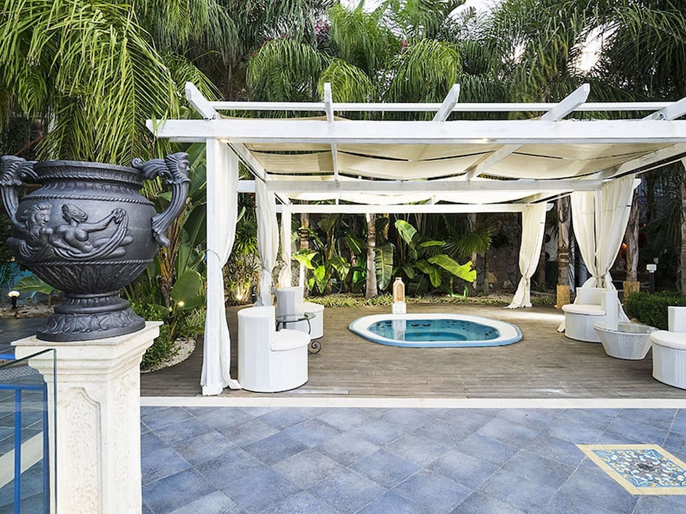 Exclusive Villa With Panoramic Swimming Pool and Hot Tub, Near the Sea photo 2