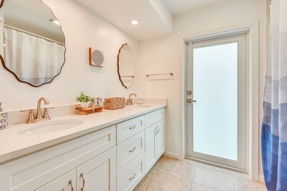 3 Mi to Beach: Spacious Sarasota Home w/ Game Room
