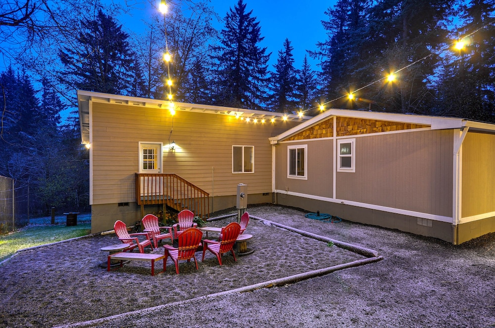 Washington Retreat: Fire Pit, Hot Tub & Ping Pong! view 2