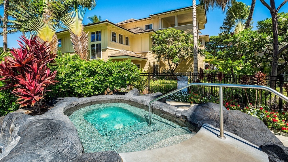 Top-floor Condo w/ Golf and Mountain Views - Pool, Gym, Wifi - Vrkcv