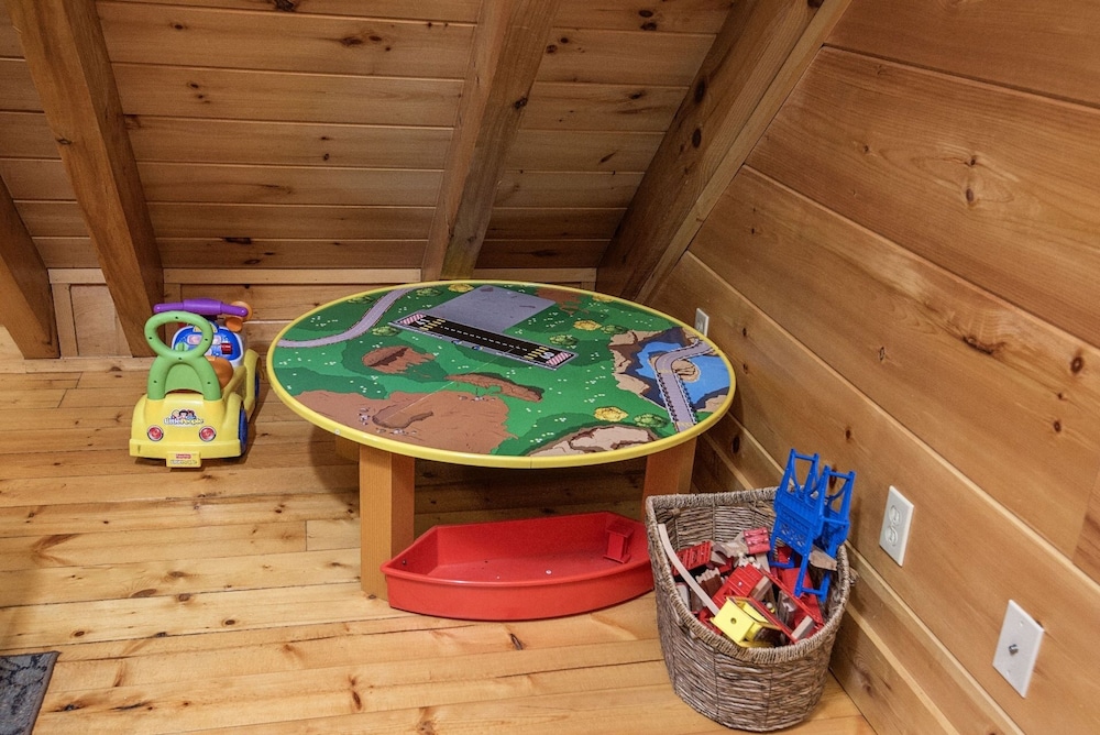 Liam's Retreat - 2 Bedroom with GameRoom just minutes away from Pigeon Forge 2 Cabin by RedAwning view 3